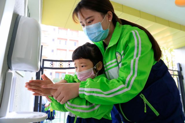 Κίνα: Τοπικές εστίες μόλυνσης εμποδίζουν την άρση των μέτρων