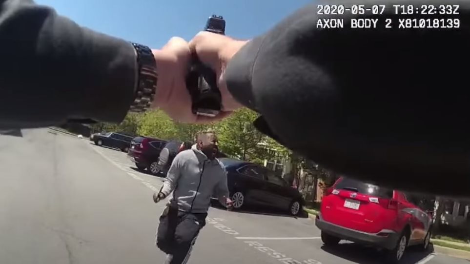 Βίντεο - ντοκουμέντο: Αστυνομικός πυροβολεί αφροαμερικανό που του επιτίθεται με μαχαίρι
