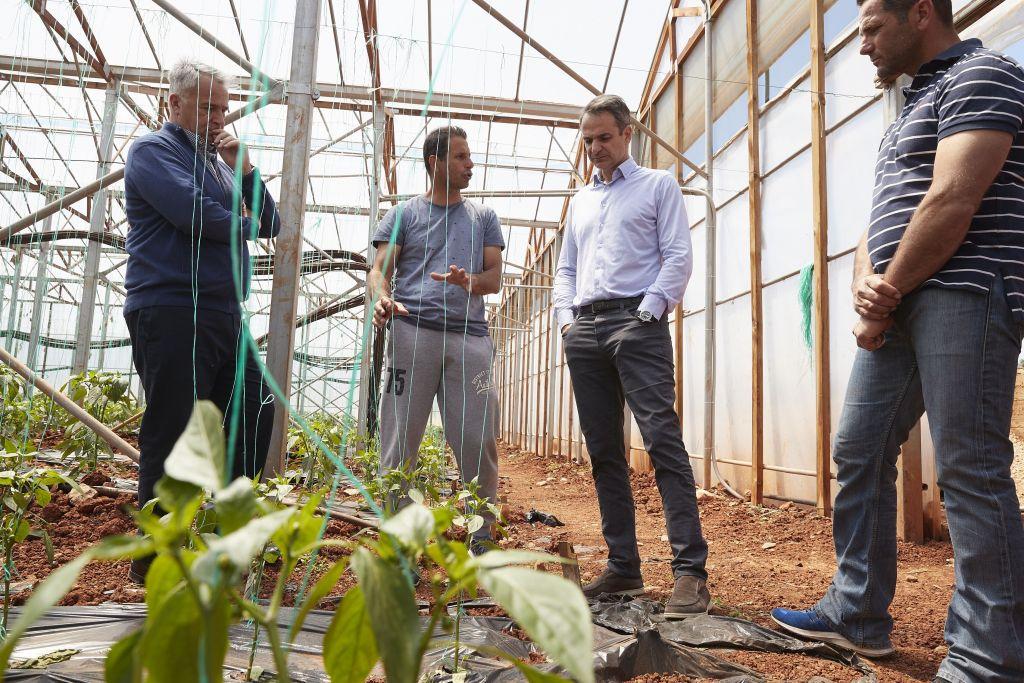 Επίσκεψη Μητσοτάκη σε αγρόκτημα – Ψηφιακή πλατφόρμα που περιορίζει τους μεσάζοντες