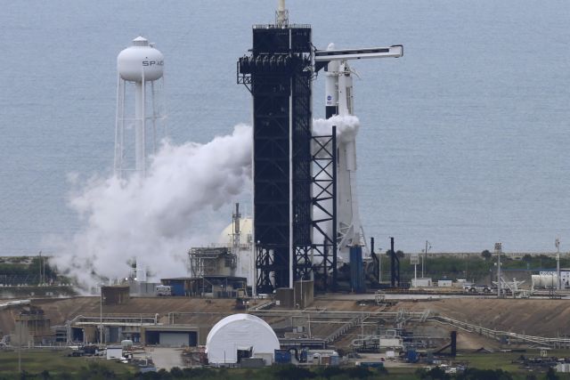 Αναβλήθηκε, λόγω καιρού, η ιστορική επανδρωμένη αποστολή της SpaceX στο Διάστημα
