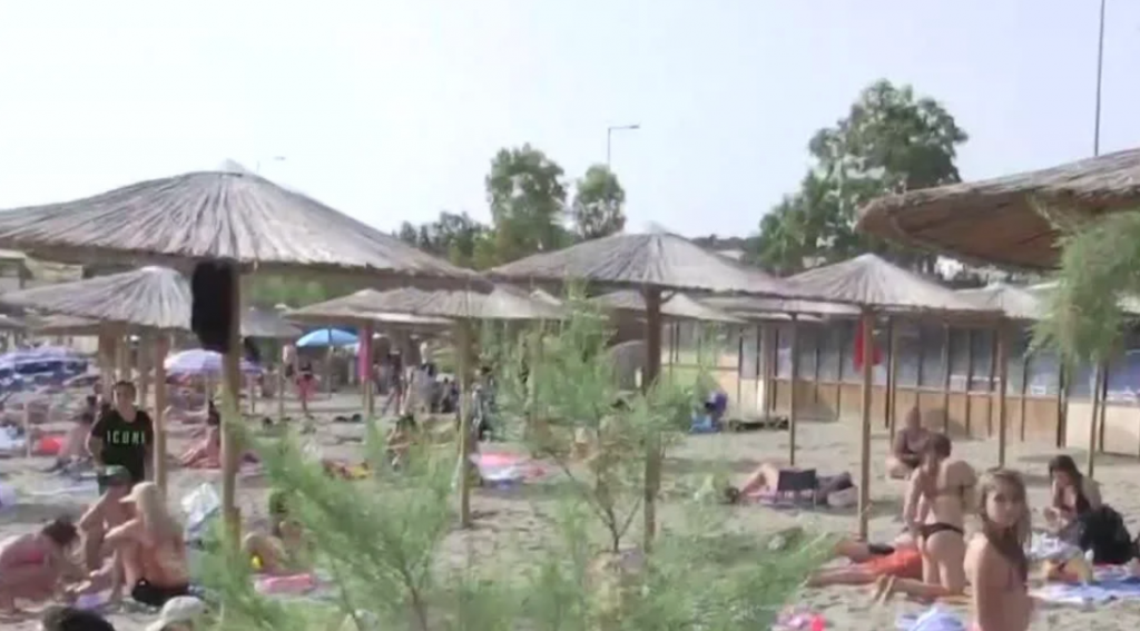 Σαρωνικός : Λειτουργία beach bar χωρίς άδεια και μέτρα καταγγέλλει ο δήμαρχος