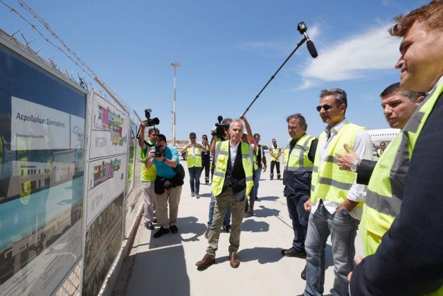 Τα έργα αναβάθμισης του αεροδρομίου της Σαντορίνης «επιθεώρησε» ο Μητσοτάκης