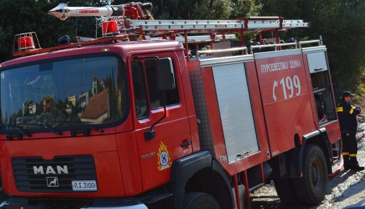 Πάτρα: Πυροσβεστικό όχημα ανατράπηκε σε πυρκαγιά – Εγκλωβίστηκαν δύο πυροσβέστες