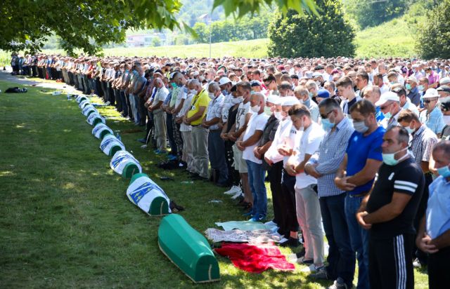 Σφαγή στη Σρεμπρένιτσα: 25 χρόνια μετά οι μουσουλμάνοι της Βοσνίας τιμούν τους νεκρούς τους