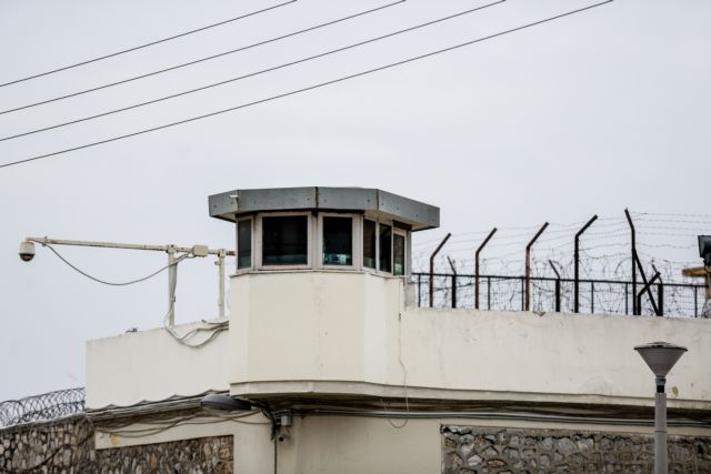 Ναρκωτικά, μαχαίρια, σουβλιά και κινητά τηλέφωνα στις φυλακές Κορυδαλλού και Δομοκού