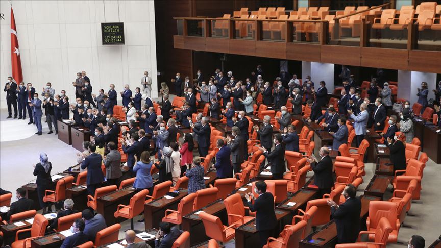 Αγία Σοφία : Τούρκοι βουλευτές χειροκροτούν όρθιοι την απόφαση μετατροπής σε τζαμί