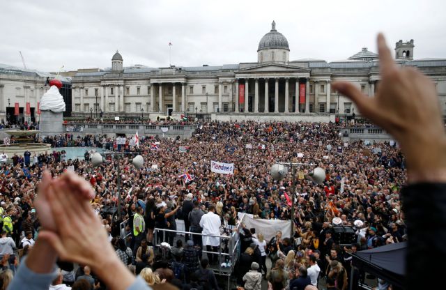 Χαμός στο Λονδίνο σε συγκέντρωση αρνητών του κοροναϊού – Απίστευτες εικόνες