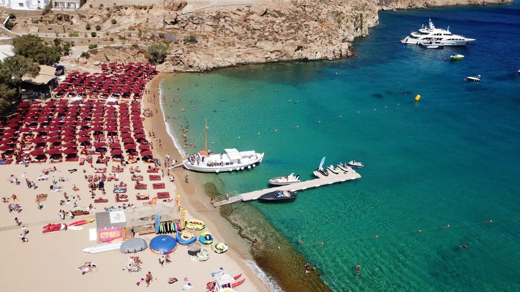 Κοροναϊός: Κλειστό beach bar στη Μύκονο λόγω κρούσματος – Σαρωτικοί έλεγχοι στα νησιά