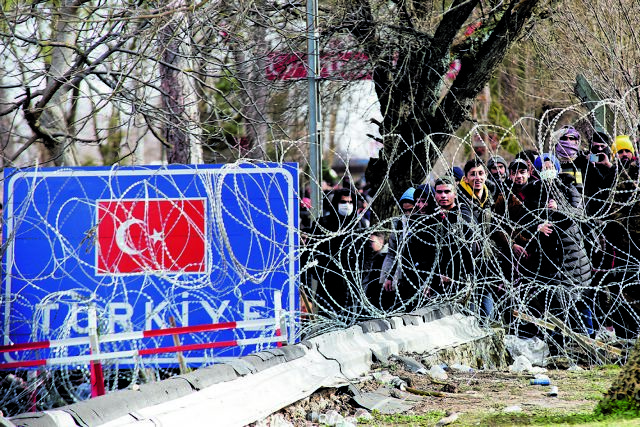 Ψυχολογικός πόλεμος στον Έβρο: Με πυροτεχνήματα και εμβατήρια προκαλούν οι Τούρκοι
