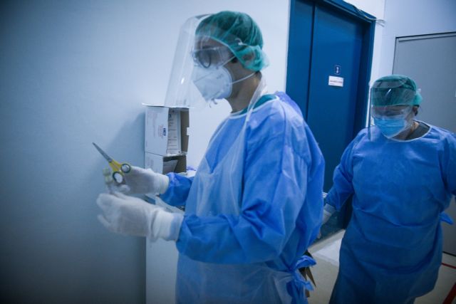 Κοροναϊός: Οι νέοι δεν είναι άτρωτοι στον ιό -  Τρεις διασωληνωμένοι κάτω των 40, ανάμεσά τους ένας 25χρονος