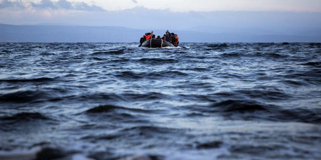Χανιά: Σε κλειστό κολυμβητήριο οι 70 πρόσφυγες που εντοπίστηκαν πάνω σε ιστιοφόρο