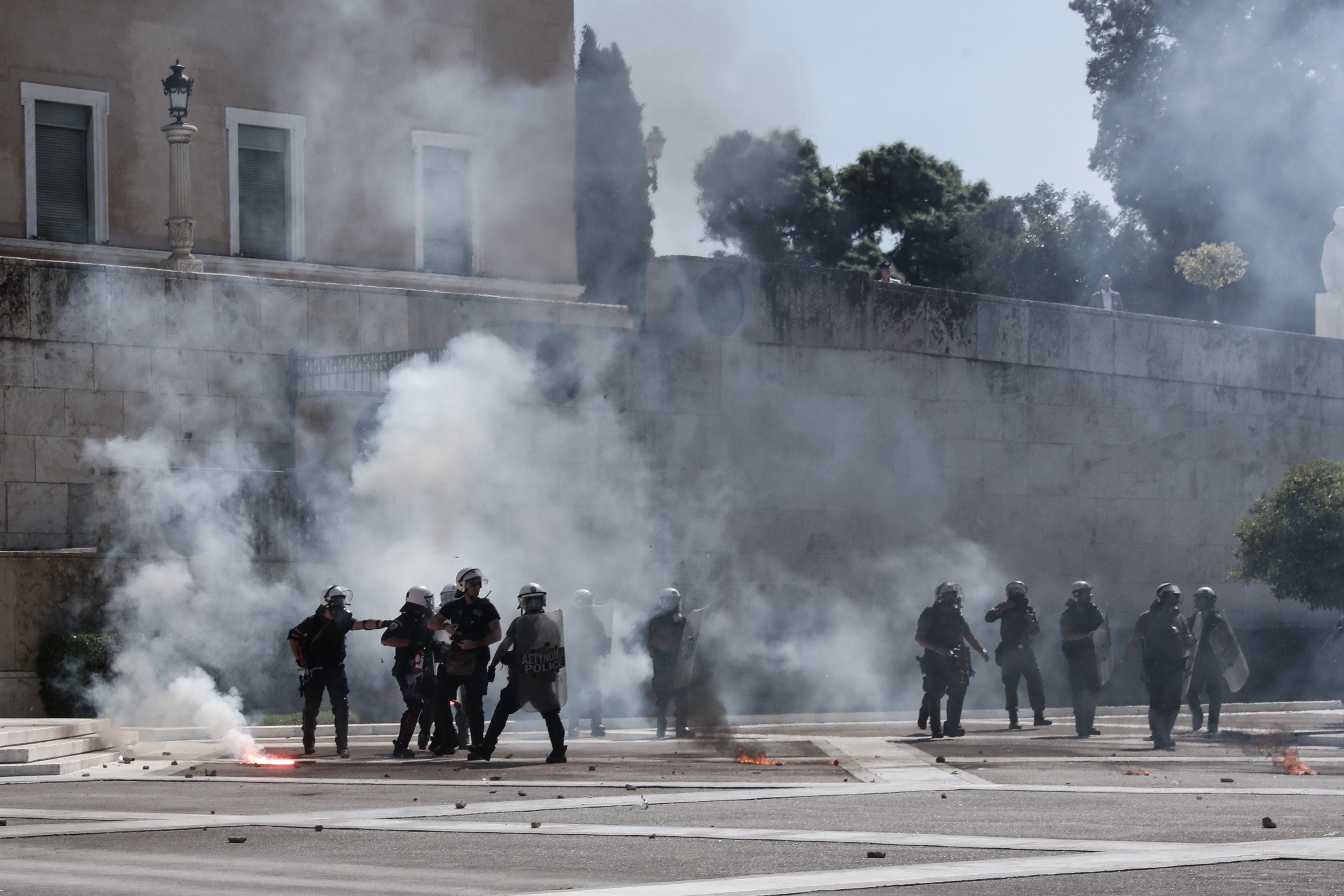 Μαθητική πορεία: Συνελήφθησαν 17χρονος και 20χρονος για τα επεισόδια στο Σύνταγμα