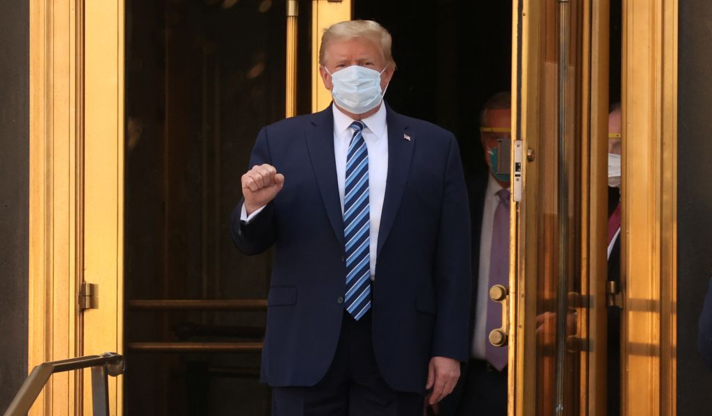 Τραμπ : Βγήκε από το νοσοκομείο ο πρόεδρος των ΗΠΑ – Επέστρεψε στον Λευκό Οίκο