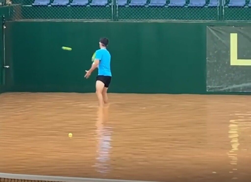 Ο Τσιτσιπάς έπαιξε τένις σε… πλημμυρισμένο γήπεδο