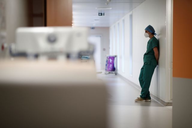 Κοροναϊός : «Χάσαμε ζωές που θα μπορούσαν να έχουν σωθεί» - Συνθήκες πολέμου στα νοσοκομεία