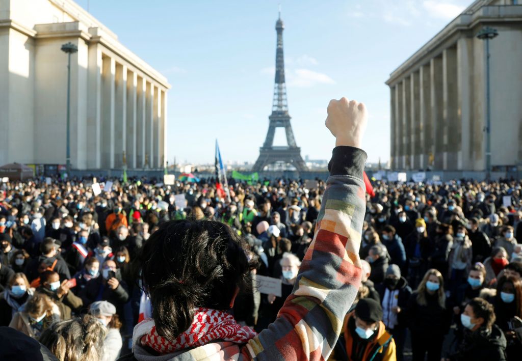 Γαλλία : Σοβαρά επεισόδια στις διαμαρτυρίες για τον νόμο κατά της φωτογράφισης αστυνομικών