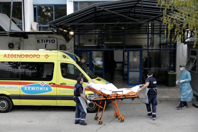 Κοροναϊός : «Βράζουν» τα νοσοκομεία – Μία διασωλήνωση κάθε 40 λεπτά