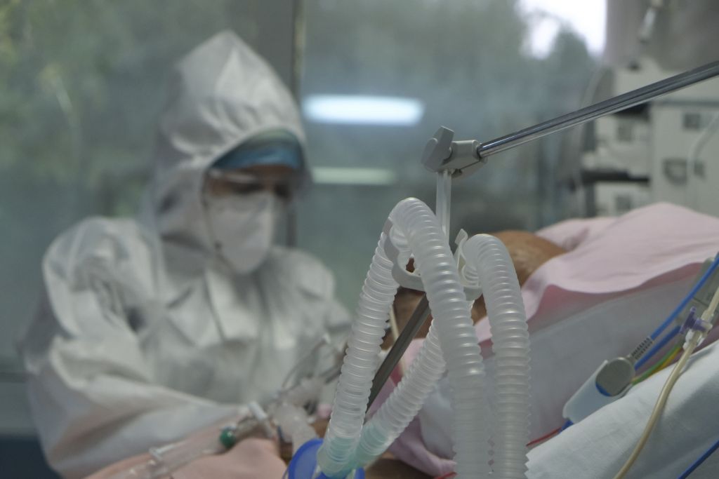 Κοροναϊός : Τους 230 αγγίζουν οι διασωληνωμένοι ασθενείς – Πιέζεται το σύστημα Υγείας