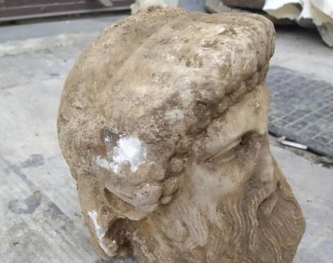 Αθήνα : Έσκαβαν για έργα υποδομών και βρήκαν κεφαλή αγάλματος στην Αιόλου