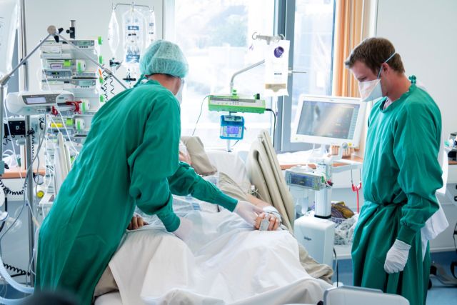 Κοροναϊός : Τρομάζει η αύξηση των κρουσμάτων – Πίεση δέχονται νοσοκομεία και ΜΕΘ