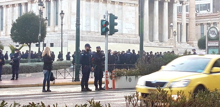 Πολυτεχνείο : Σάλος με τους αστυνομικούς που δεν τηρούν τα μέτρα - Διμοιρία επέστρεψε στη Λαμία λόγω κοροναϊού