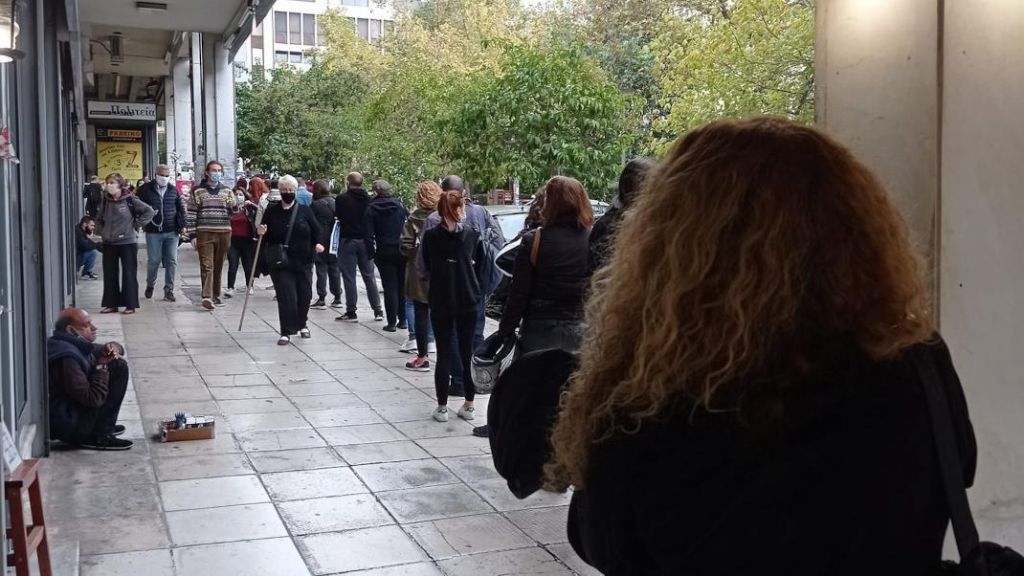 Lockdown : Ουρά έξω από βιβλιοπωλείο της Αθήνας