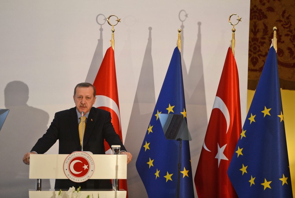 Τουρκία : Οι αμερικανικές κυρώσεις έκοψαν τα φτερά του Ερντογάν –  Το διπλό «πρόσωπο» προς την ΕΕ