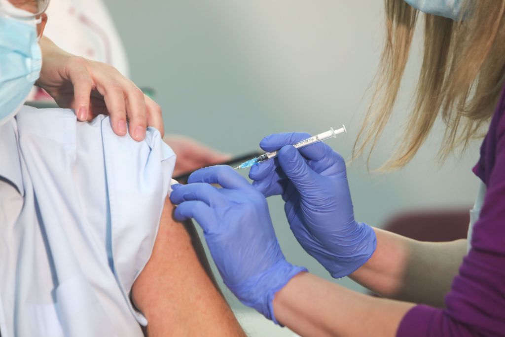 Εμβόλιο : «Ήταν τιμή» λέει νοσηλευτής του ΑΧΕΠΑ που εμβολιάστηκε από τους πρώτους