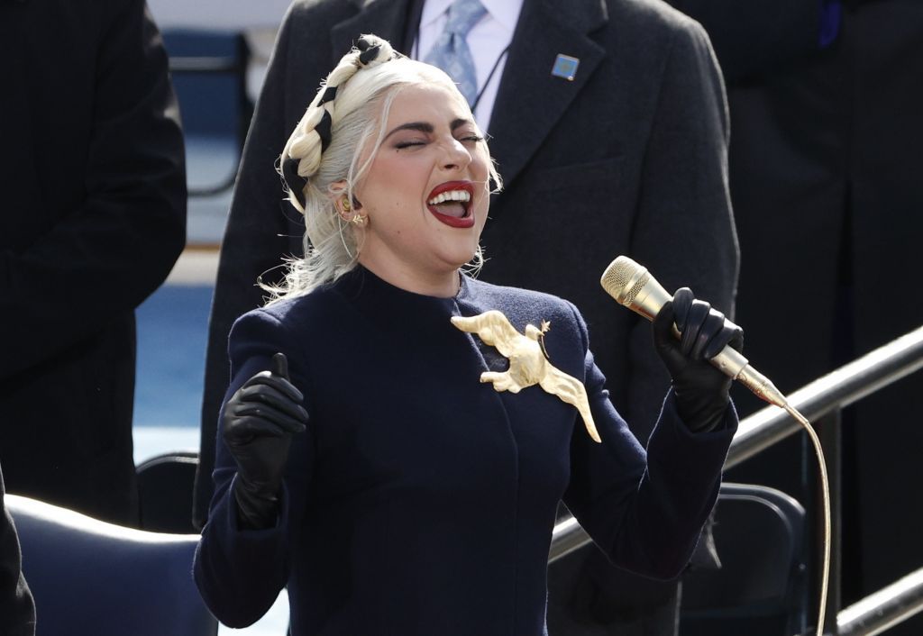 ΗΠΑ : Με χρυσό μικρόφωνο τραγούδησε τον εθνικό ύμνο των ΗΠΑ η Λέιντι Γκάγκα
