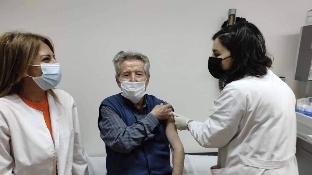 Κοροναϊός : Αψηφώντας το κρύο και το χιόνι, 91χρονος εμβολιάστηκε πρώτος στη Βέροια