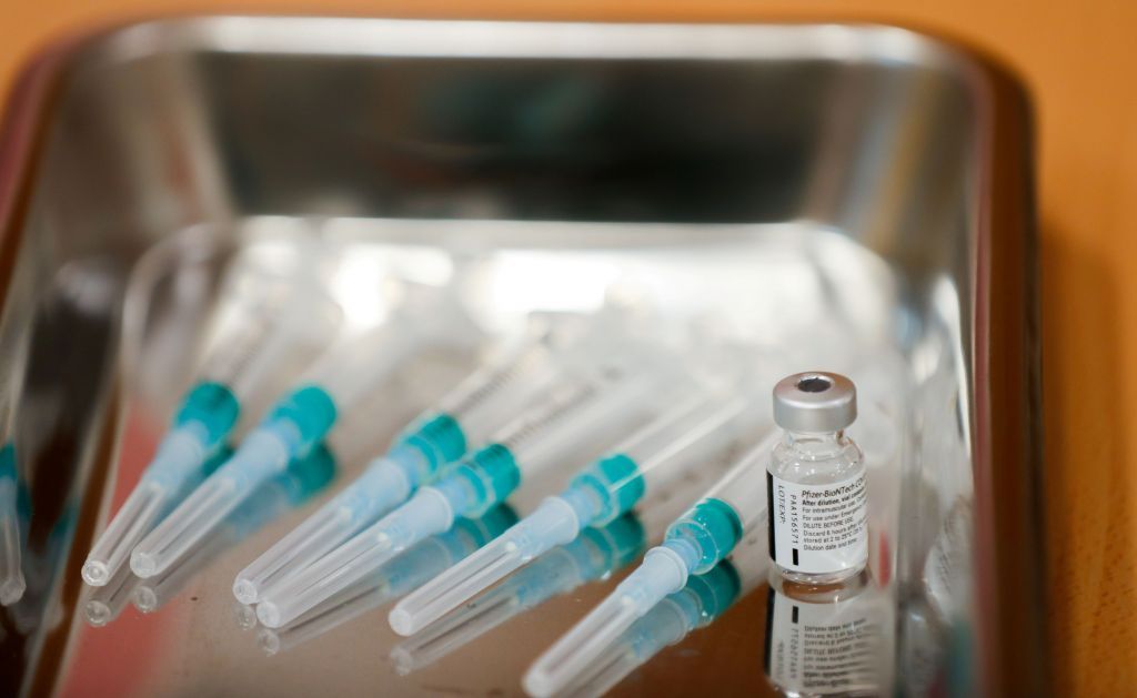 Κοροναϊός : Φουντώνει ο «πόλεμος» των εμβολίων – Η ΕΕ «δείχνει τα δόντια της» ενώ παραδίδεται στην πανδημία