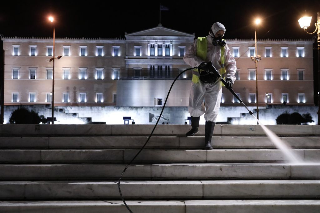 Εξαδάκτυλος : Δεν είναι εφικτό να είναι ανοιχτά σχολεία και καταστήματα όταν το τρένο έρχεται πάνω μας