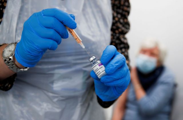 Εμβόλιο AstraZeneca : Ανατροπή για τον εμβολιασμό των 65 και άνω - Αντεπίθεση ετοιμάζει η εταιρεία