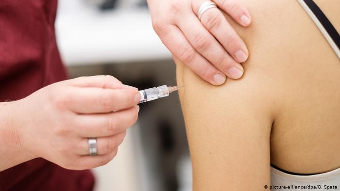 Οι φαρμακευτικές εταιρείες υπόσχονται να ανεβάσουν ρυθμούς για την παραγωγή εμβολίων