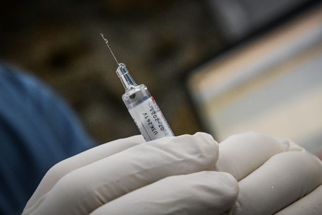 Ποιοι εμβολιάζονται για να μην χαθούν δόσεις όταν ακυρώνονται ραντεβού - Κόντρα κυβέρνησης και Φίλη