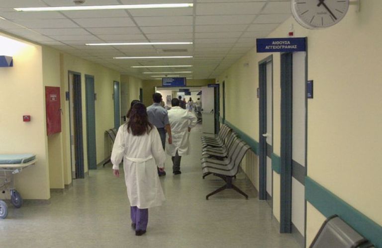 Αγρίνιο: Ξυλοκόπησε την κόρη του και την έστειλε στο νοσοκομείο