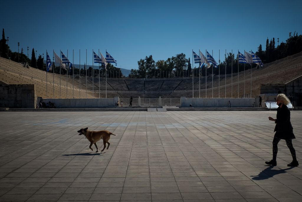 Κοροναϊός : Η Ελλάδα «βυθίζεται» στο «κόκκινο» – Η παράταση του lockdown και τα σενάρια για την αγορά