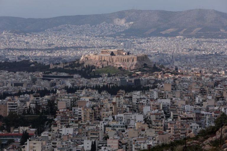 Ο κοροναϊός πολιορκεί την Αττική με αρνητικό ρεκόρ κρουσμάτων - Επτά περιοχές με τριψήφιο αριθμό μολύνσεων