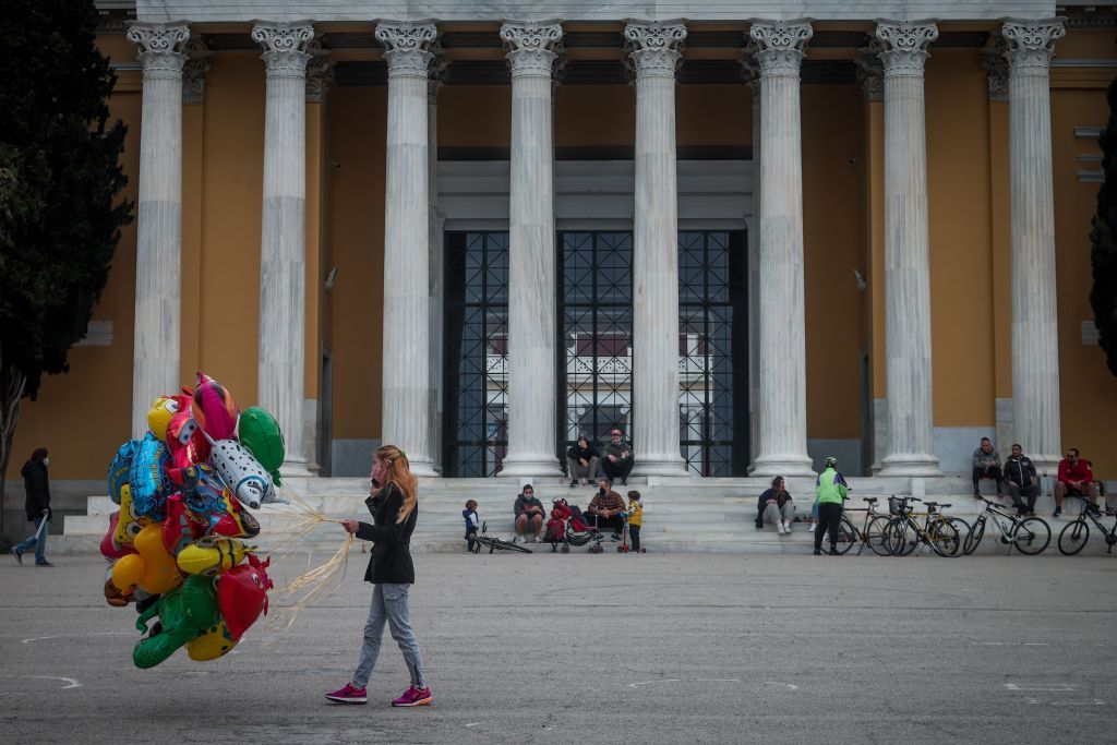 Κοροναϊός : Σε κλοιό «πολιορκίας» η χώρα – Πού εντοπίζονται τα 2.405 νέα κρούσματα