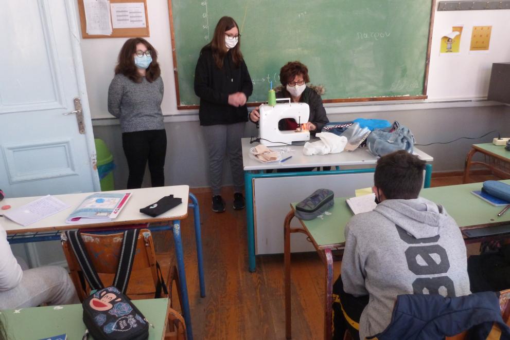Μυτιλήνη : Μάθημα με πρακτικά οφέλη – Μαθητές γυμνασίου ράβουν μάσκες και τις μοιράζουν σε σχολεία