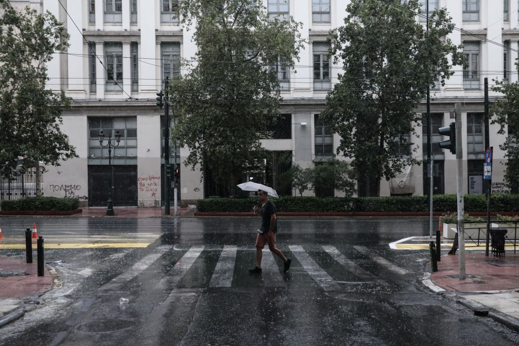Καιρός : Έρχονται βροχές και καταιγίδες - Ποιες περιοχές θα «ντυθούν» στα λευκά