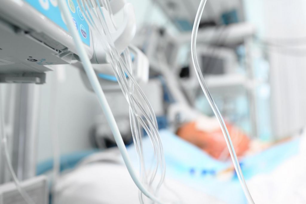 Κοροναϊός : Συνεχίζεται η πίεση στα νοσοκομεία – Νέο θλιβερό ρεκόρ διασωληνωμένων