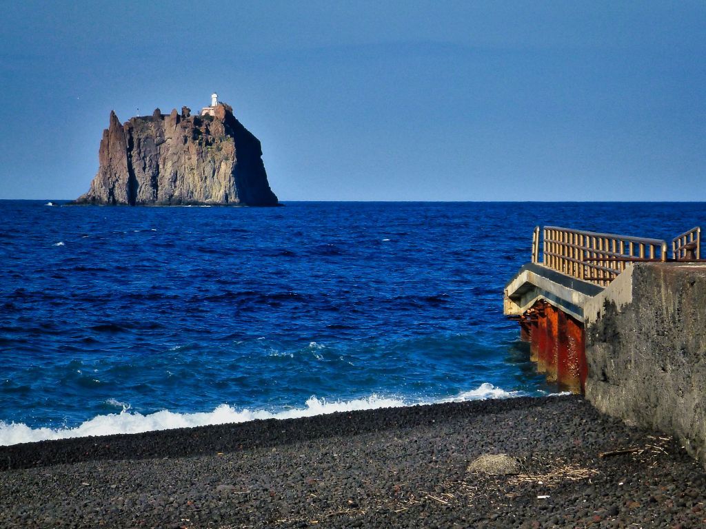 Ιταλία : Δυο ηφαιστειακά νησιά μετατρέπονται σε τόπο… σεξουαλικού προσκυνήματος