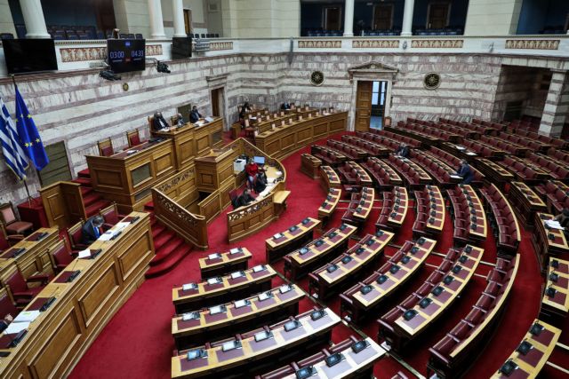 Βουλή : Έντονη κόντρα Βαρουφάκη - Γεωργιάδη, με αλληλοεπιθέσεις
