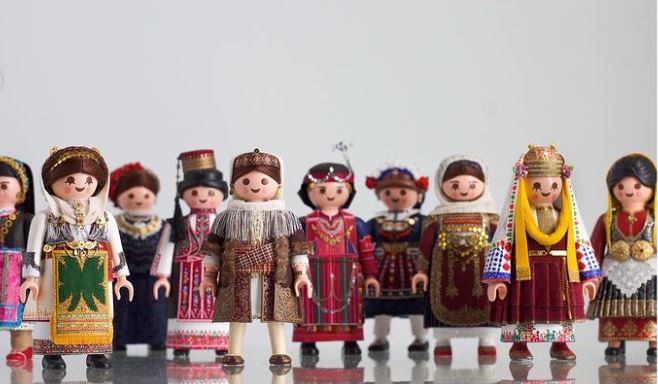 PlaymoGreek: Τα Playmobil ντύνονται με παραδοσιακές ελληνικές φορεσιές