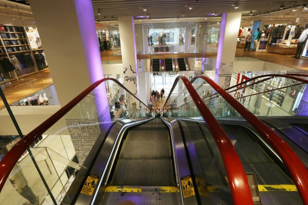 Lockdown: Τι αλλάζει στη ζωή μας από σήμερα - Πώς θα λειτουργήσουν mall και κέντρα αισθητικής