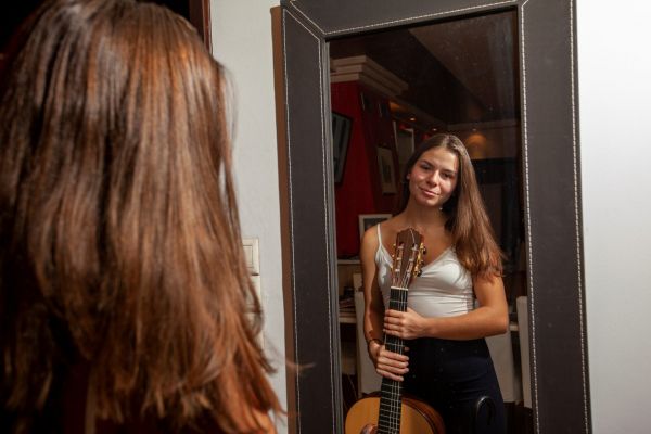 Ιωάννα Καζόγλου : Η 17χρονη από τη Φλώρινα που μαγεύει με την κιθάρα της