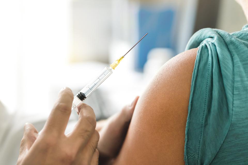 Εμβολιασμός: Τι θα γίνει με όσες γυναίκες δεν μπορούν να κάνουν το AstraZeneca – Διευκρινίσεις από τον Θεμιστοκλέους