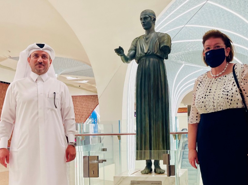 Ο Ηνίοχος των Δελφών στον σταθμό του Μετρό στο διεθνές αεροδρόμιο της Ντόχα