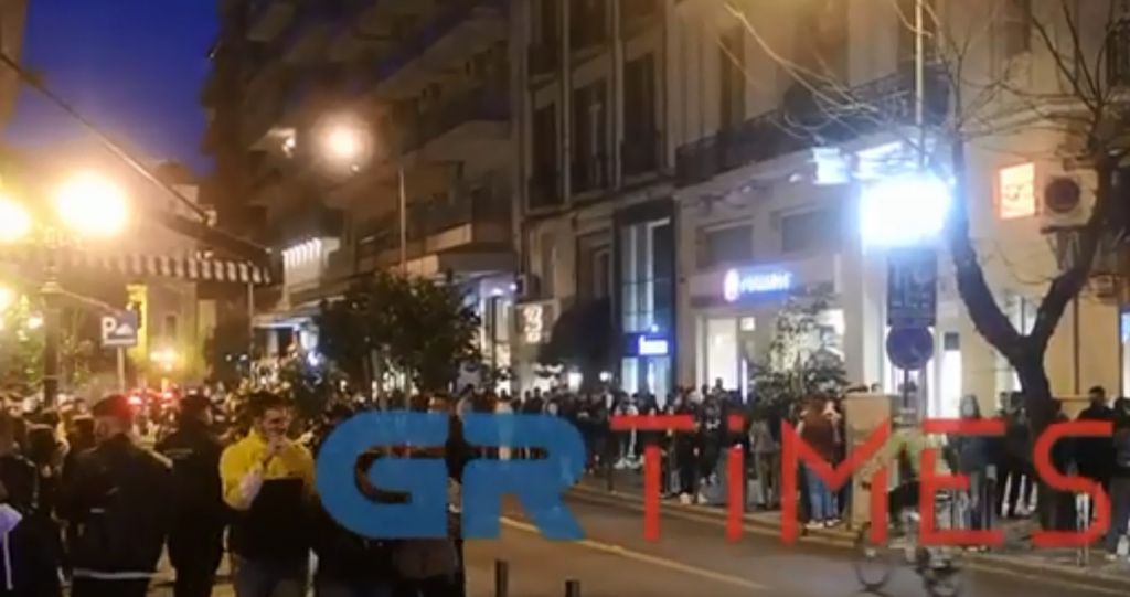 Κοροναϊός : Απίστευτες εικόνες συνωστισμού στη Θεσσαλονίκη – Επέμβαση της αστυνομίας